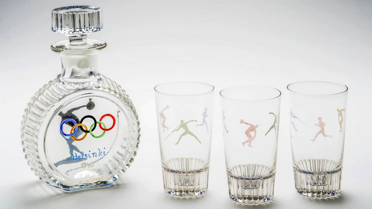 Olympiarenkain koristeltu karahvi ja kolme lasia