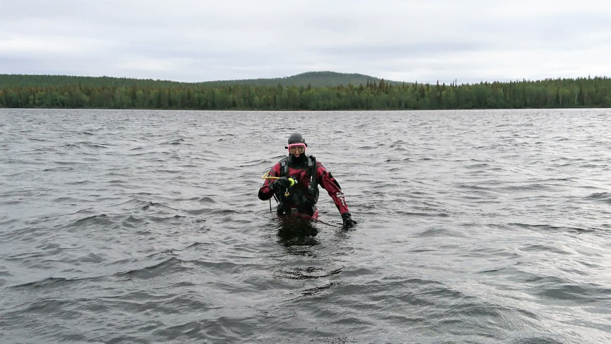 Sukeltaja järvessä.