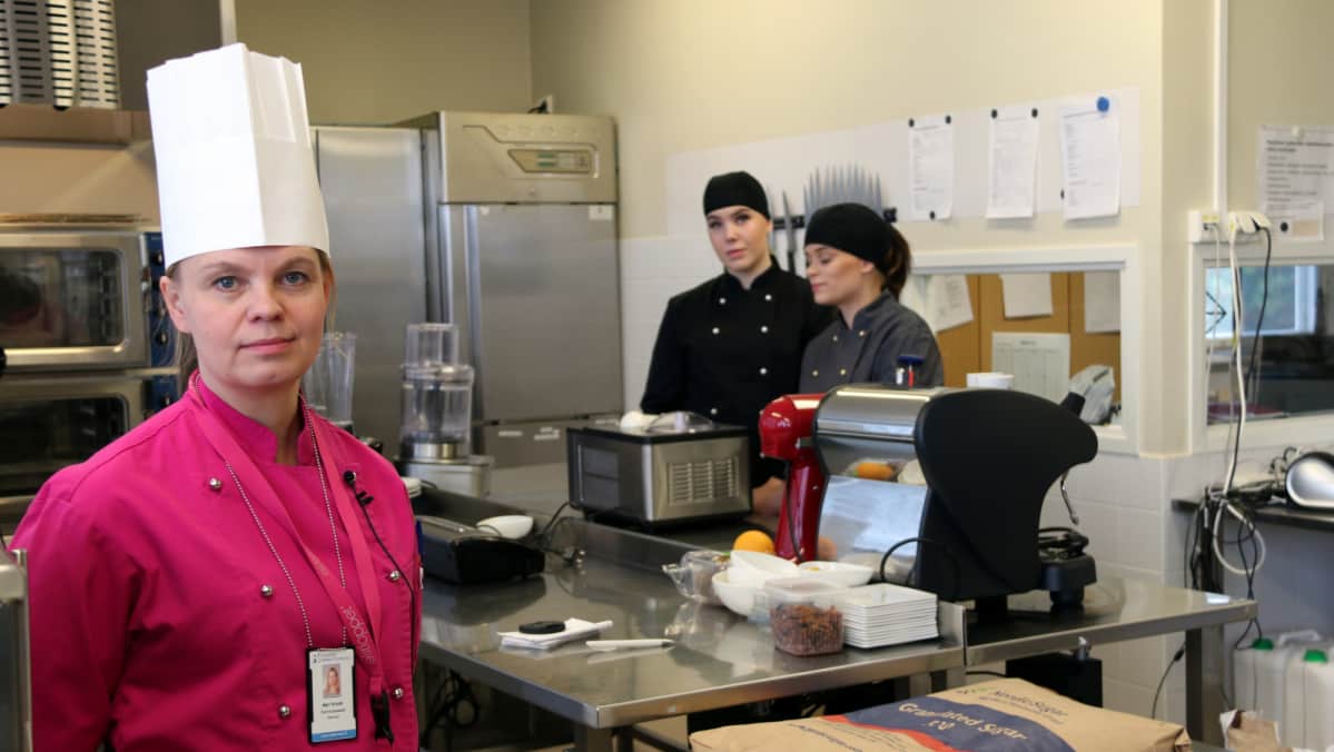 Lehtori Mari Krook ja catering-alan opiskelijat Kiia Saarela ja Emilia Luttinen.