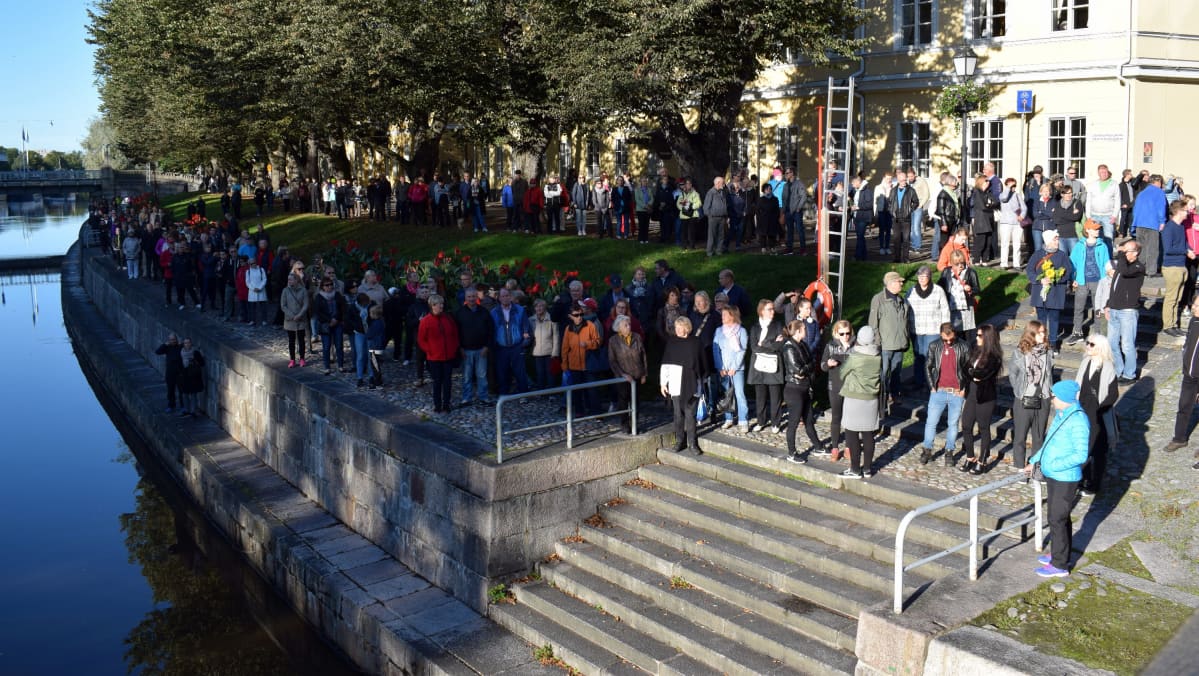 Väkeä Aurajoen rantaan oli kertynyt runsaasti.
