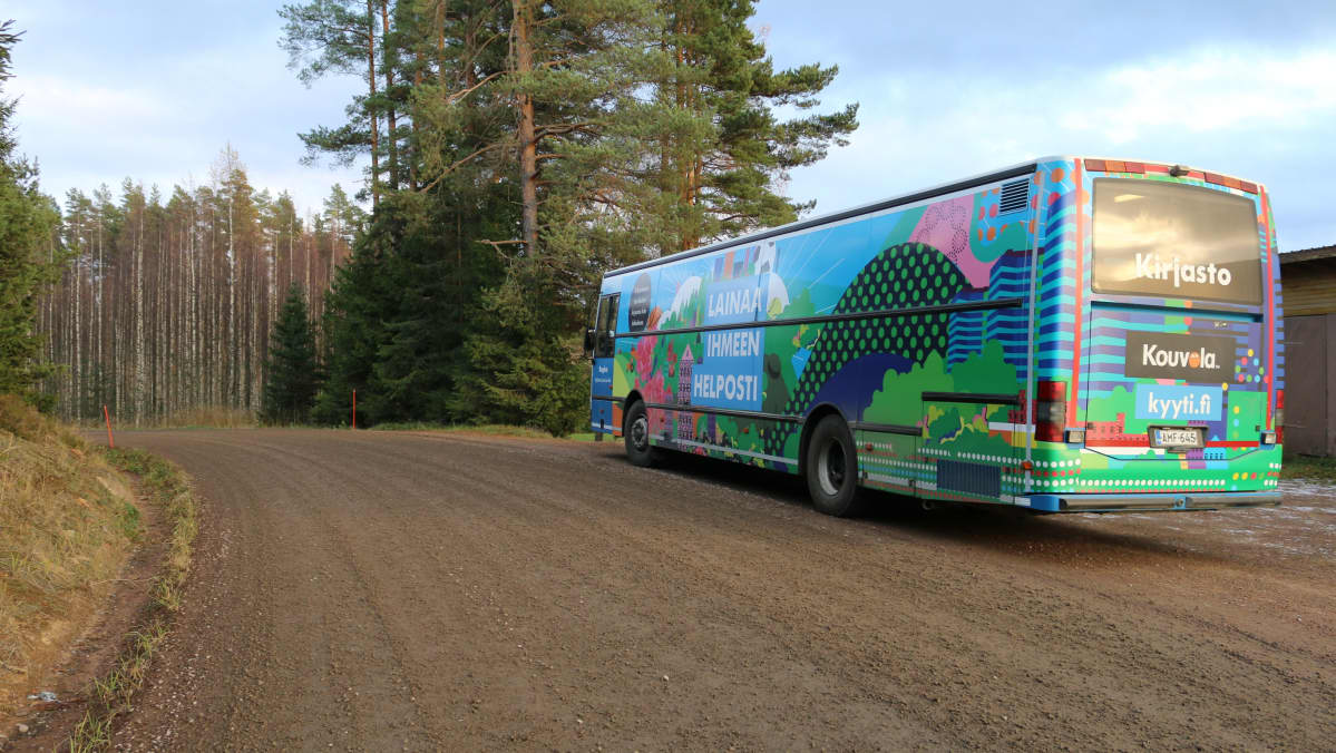 Kirkastoauto pysäkillä soratien varrella