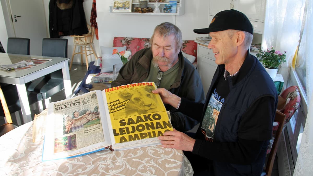 Antti Pätilä ja Antti Väisänen selaavat leikekirjaa