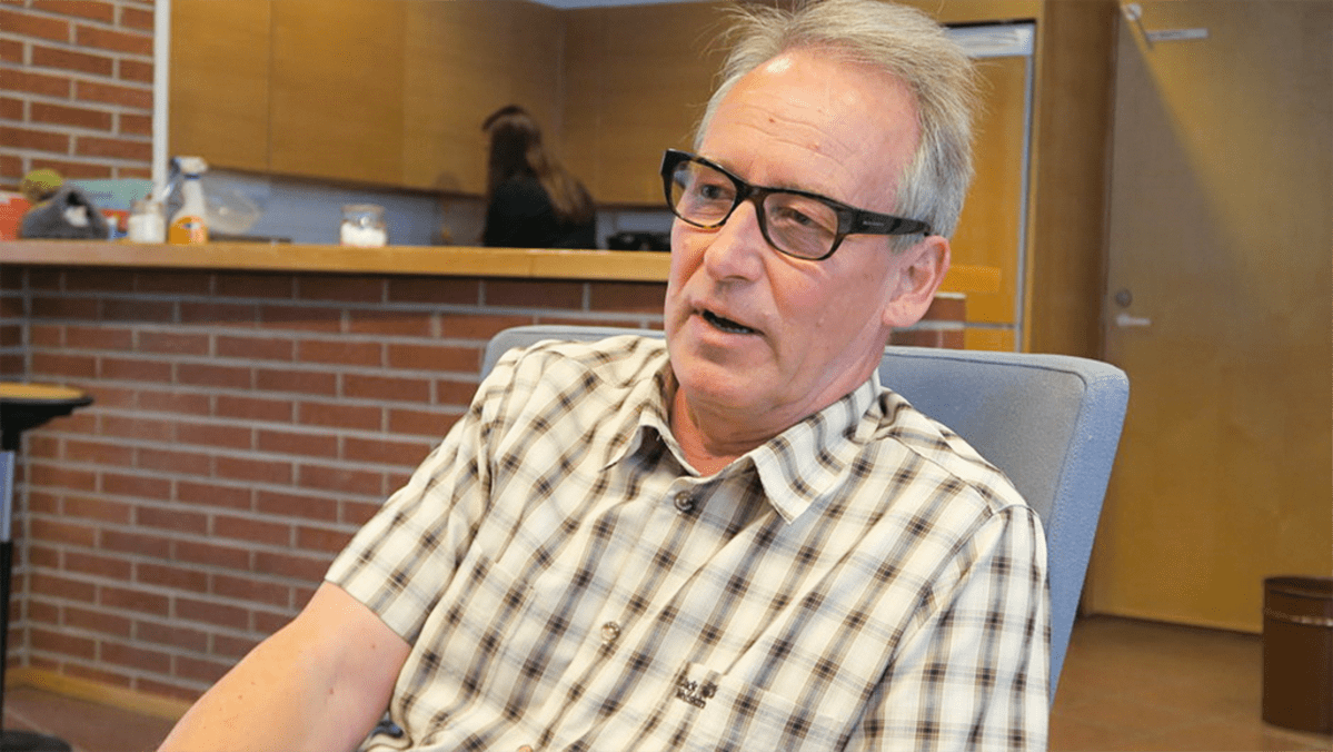 Martti Backman istuu.