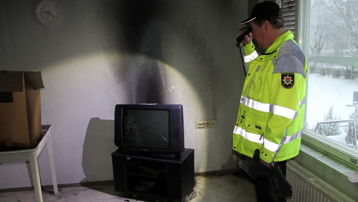 Pelastuspäällikkö Ulf Westersråhle palaneen televion äärellä