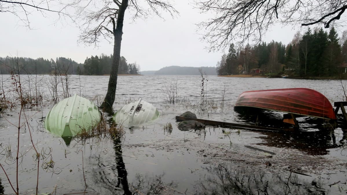soutuveneitä osin uponneena järveen