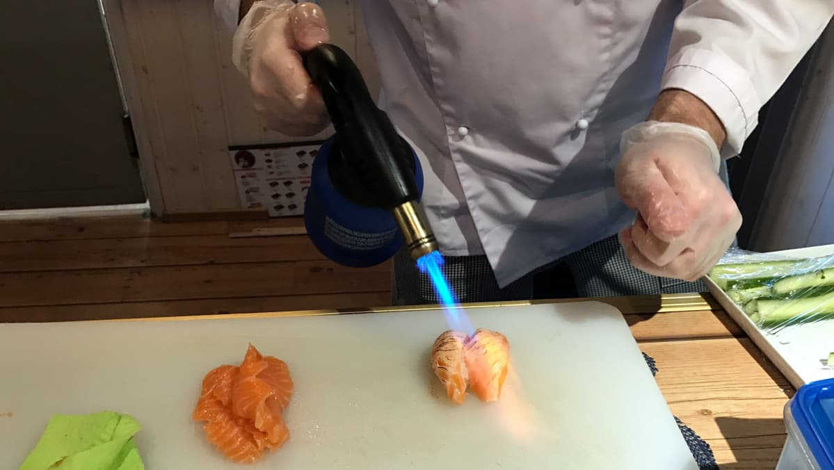 Nikolai Loorens valmistaa sushia Ravintola Lieksassa.