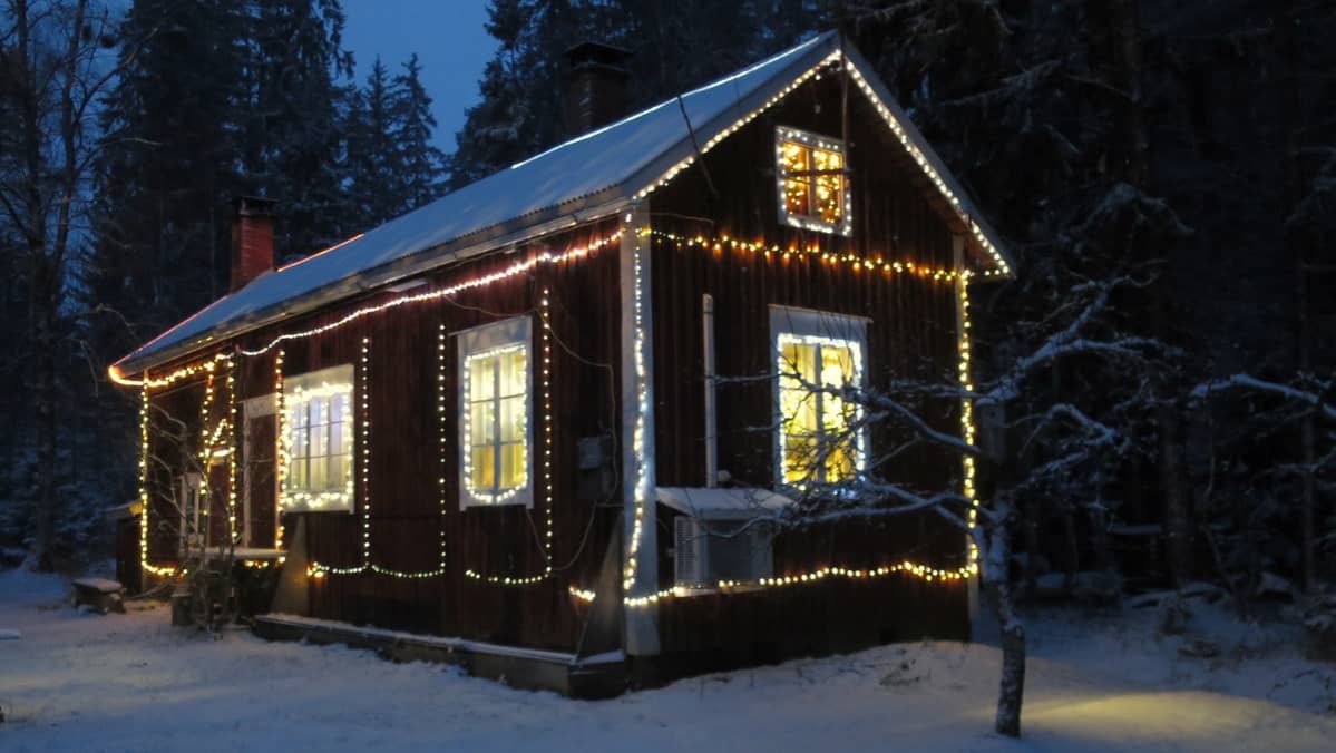 Jouluvaloilla koristelu mummonmökki Ypäjällä