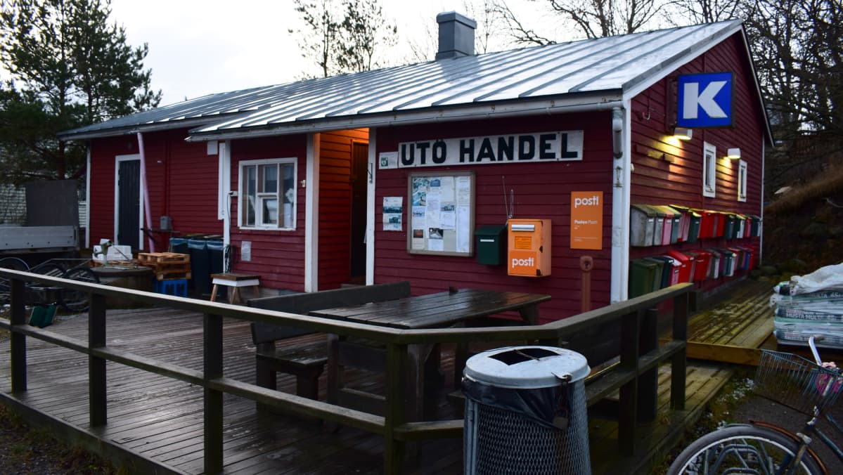 Utössä toimii vuoden ympäri palveleva kyläkauppa.