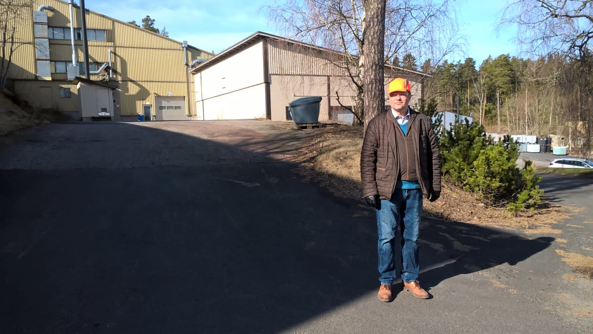 Anssi Seppinen, vd för GVK utanför fabriken.
