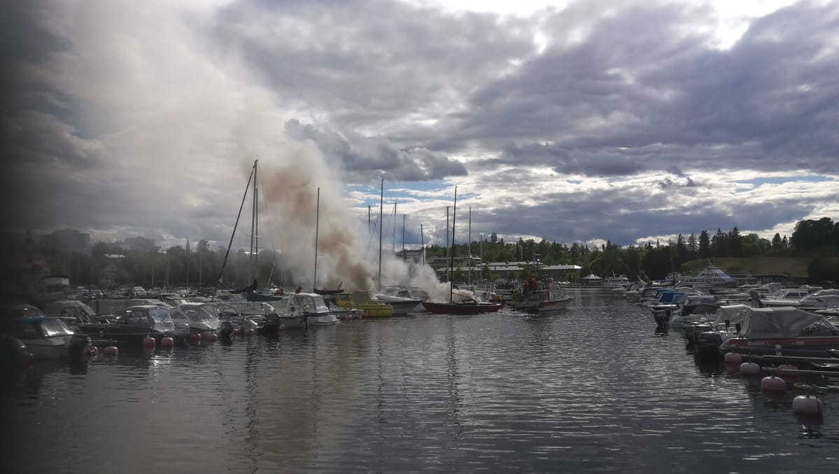 Palavaa venettä hinataan pois Lappeenrannan satamassa.