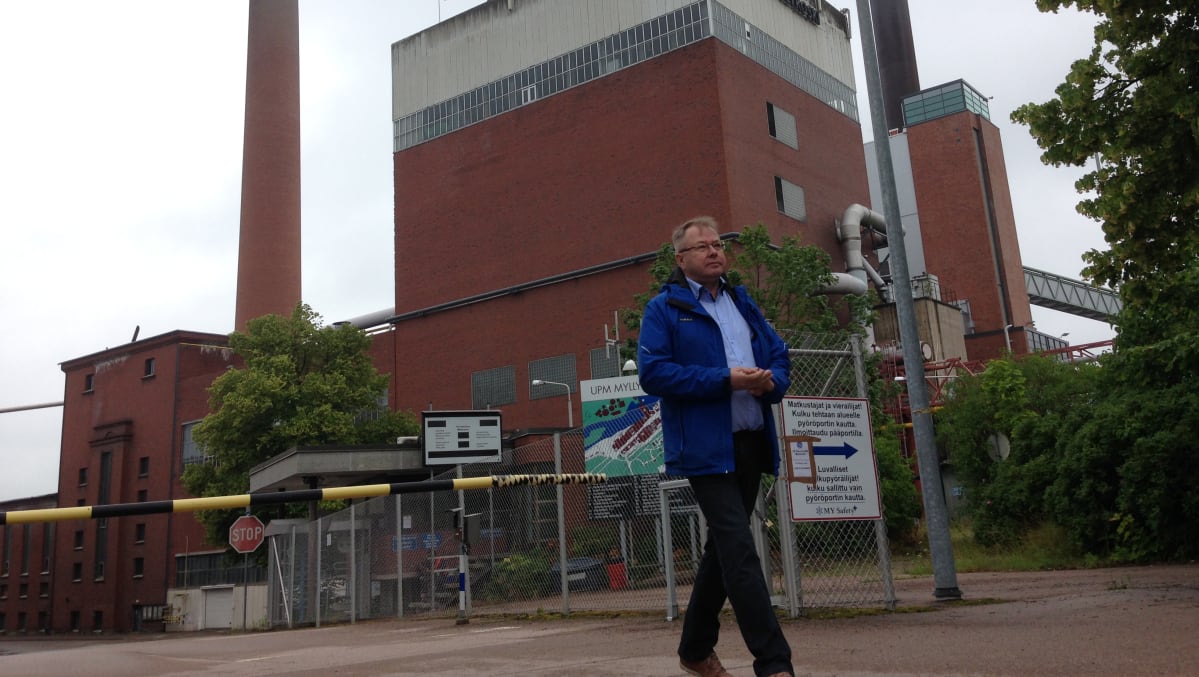 Aate Laukkanen Myllykosken tehtaan porttien lähellä