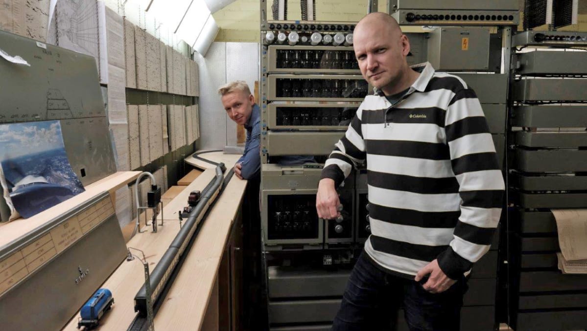 Tero Sorsimo ja Pekka Puhakka luolassa Linnanmäen alapuolella