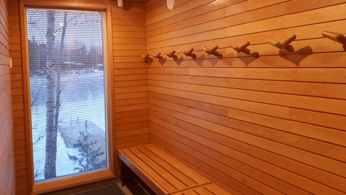 Rantasaunan pukuhuoneessakin on iso ikkuna Saimaalle