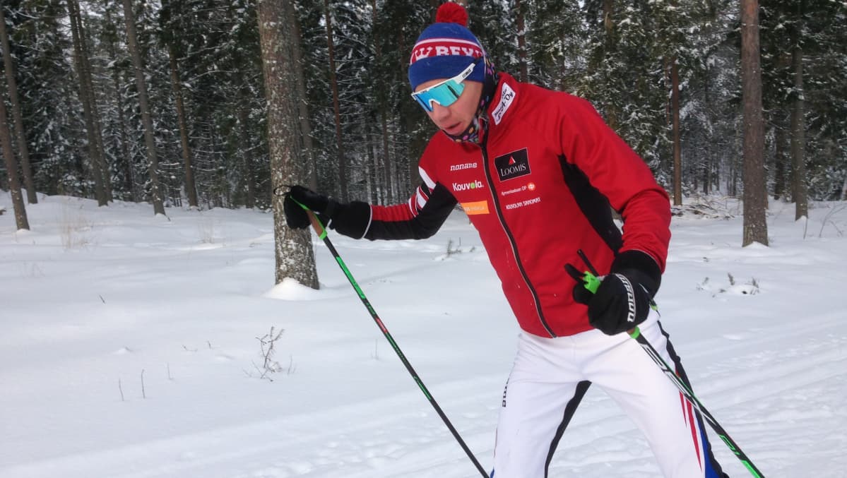 Ville Nousiainen hiihtää