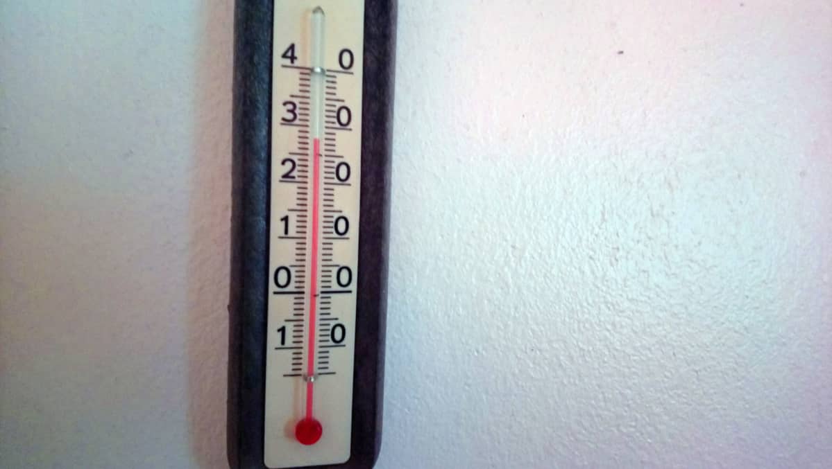 Lämpömittari seinällä näyttää 28 astetta.