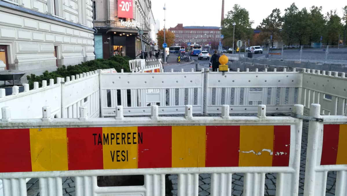 Tampereen Keskustorin reikä on aidattu.