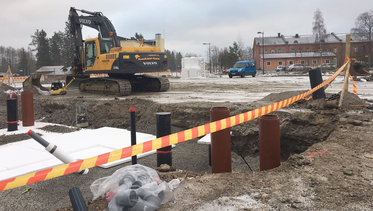 kaivinkone omakotityömaalla, Korian Pioneeripuisto, Kouvolan asuntomessut