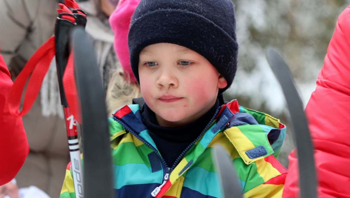 Ekaluokkalainen Tuukka Sipinen ehti hetken hengähtää hiihdon lomassa.