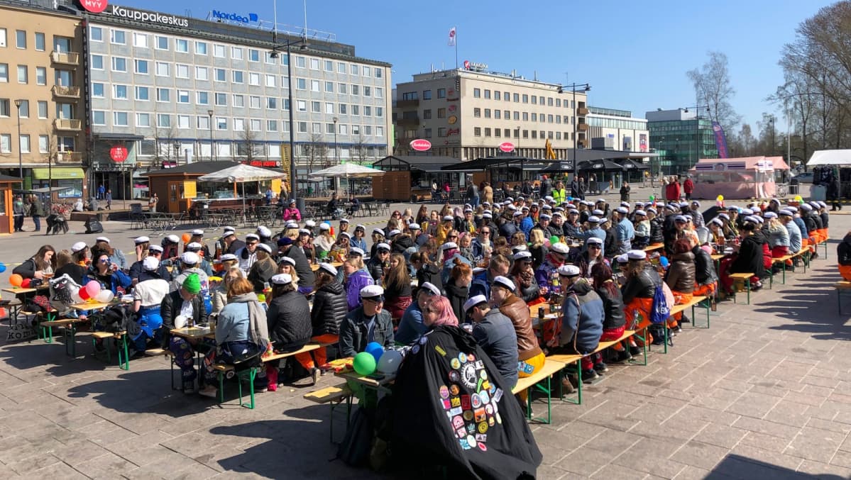 Opiskleijat viettävät vappua Joensuun torilla