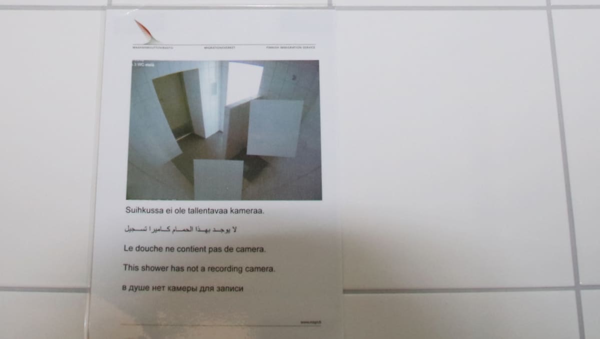 Suihkutilan seinässä on ilmoitus kävijälle, että suihkussa ei ole tallentavaa kameraa