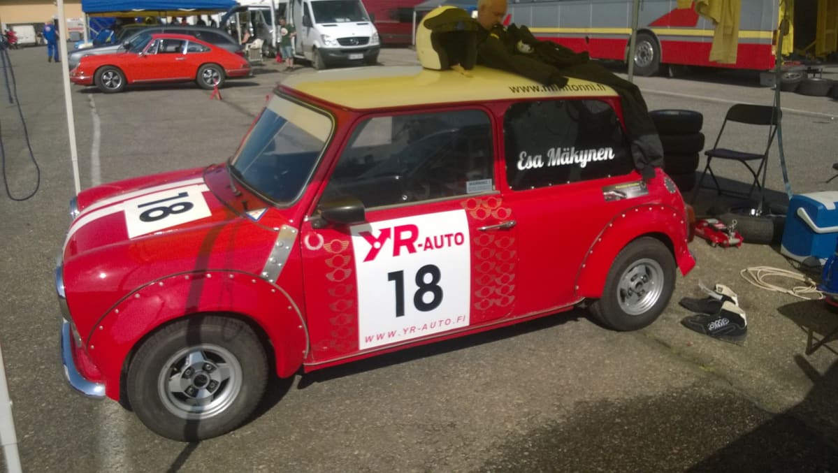 Esa Mäkysen kilpa-auto valmiina lähtöön