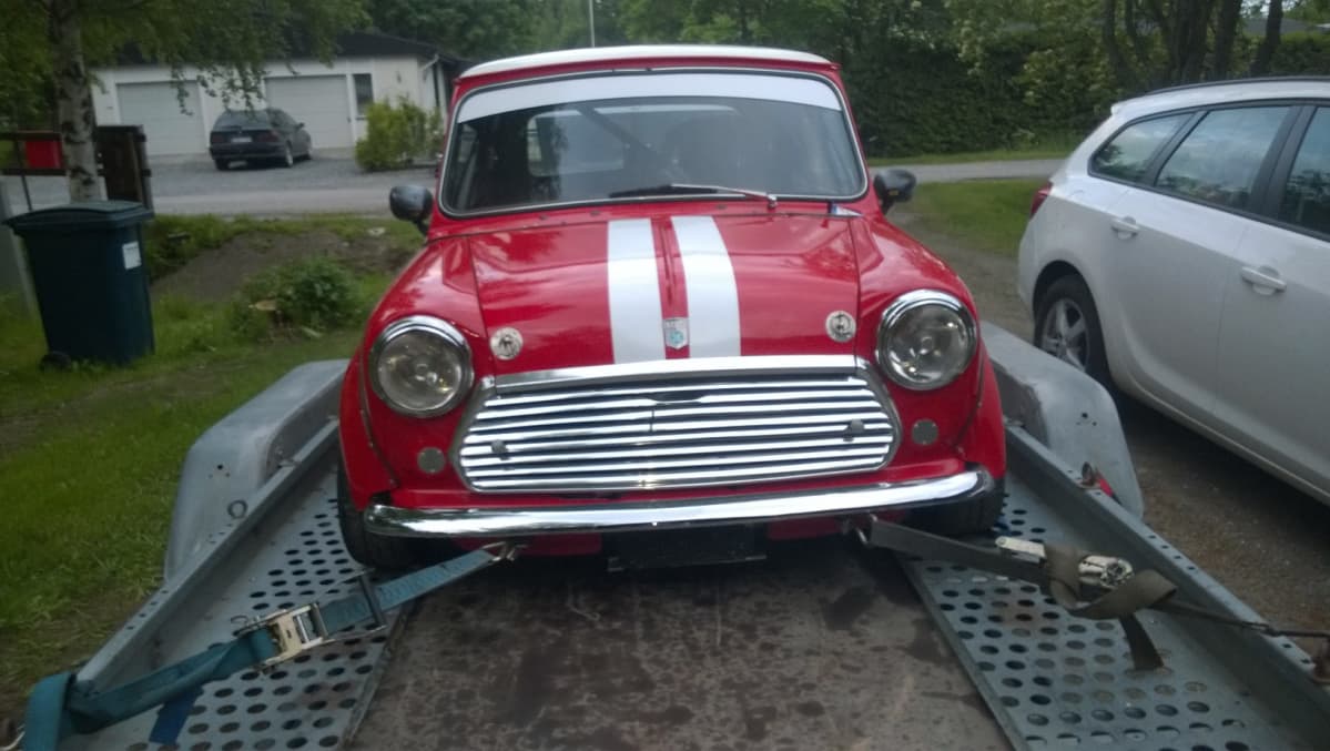 Esa Mäkysen Mini kuljetusauton kyydissä.