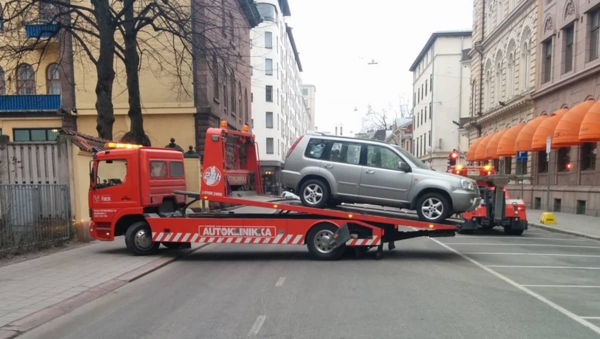 Poikkeavat pysäköintijärjestelyt on merkitty siirtokehotusmerkein.