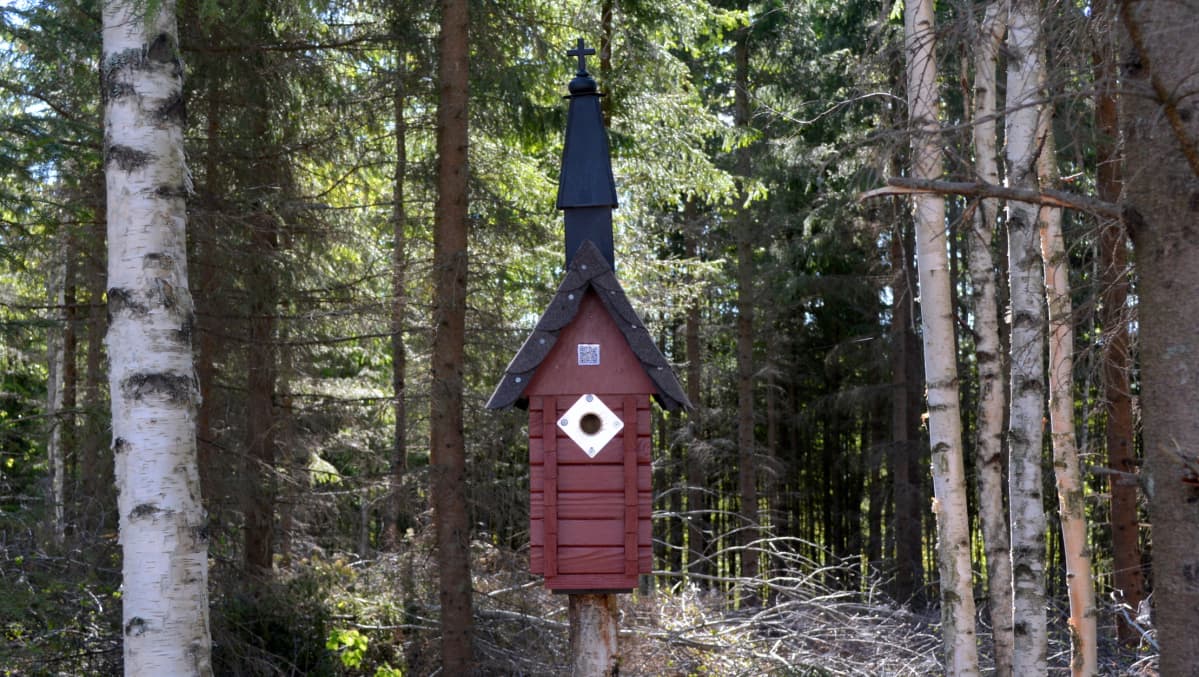 Kirkon mallinen linnunpönttö.