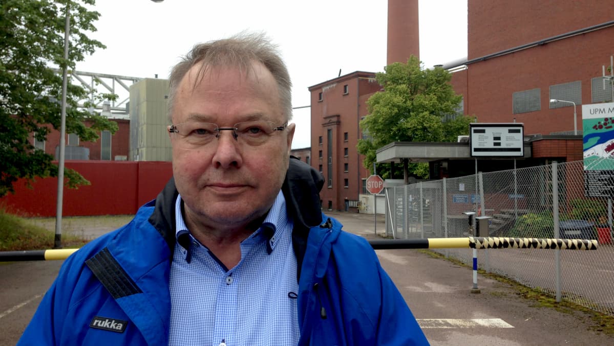 Aate Laukkanen Myllykosken paperitehtaan portilla