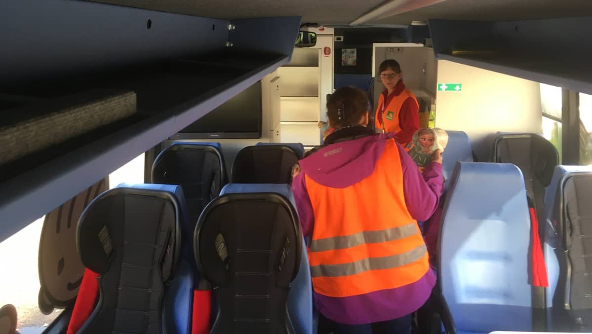 Päiväkotibussissa voi esimerkiksi askarrella, syödä välipalaa ja tarvittaessa myös levätä.