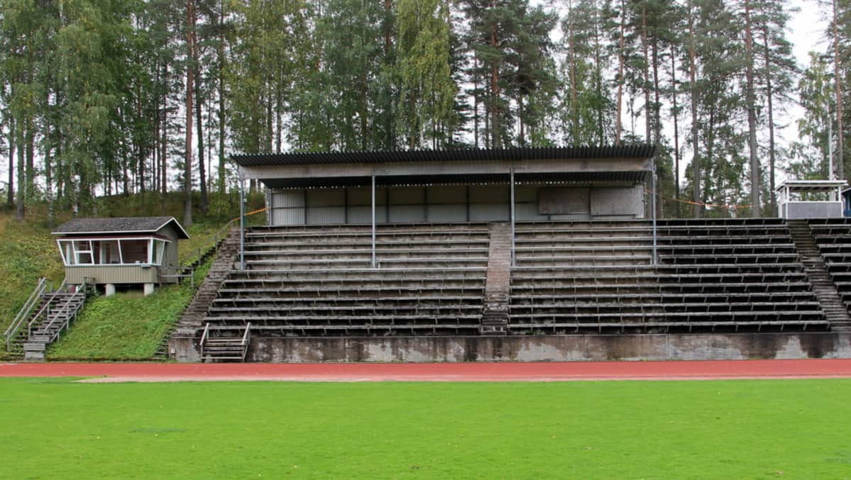 Karhumäen kentän katsomo.