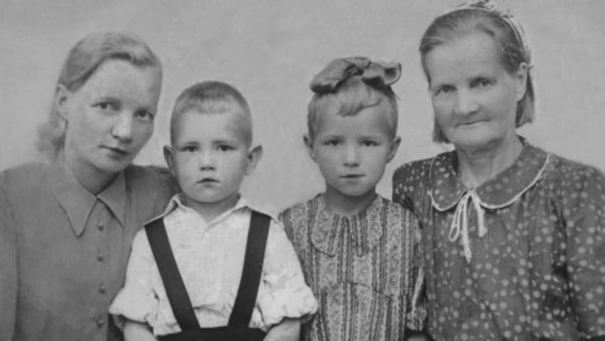 Kuvassa kolme sukupolvea repolaisia.