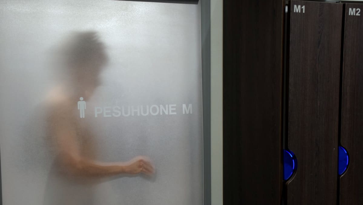 Mies pesuhuoneen oven takana