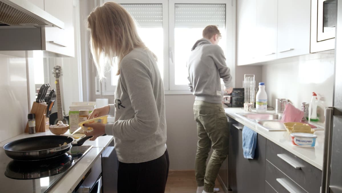 Lotta Lepistö ja Joonas Henttala keittiössään