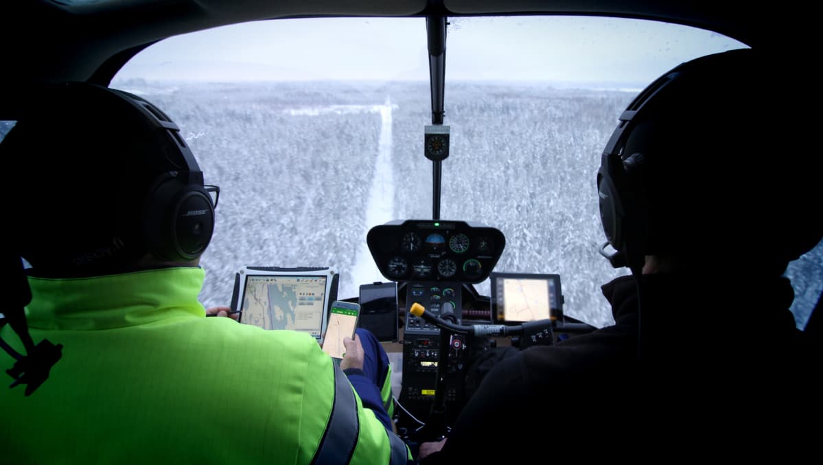 Järvi-Suomen Energian työntekijä tarkastamassa sähkölinjaa helikopterista.