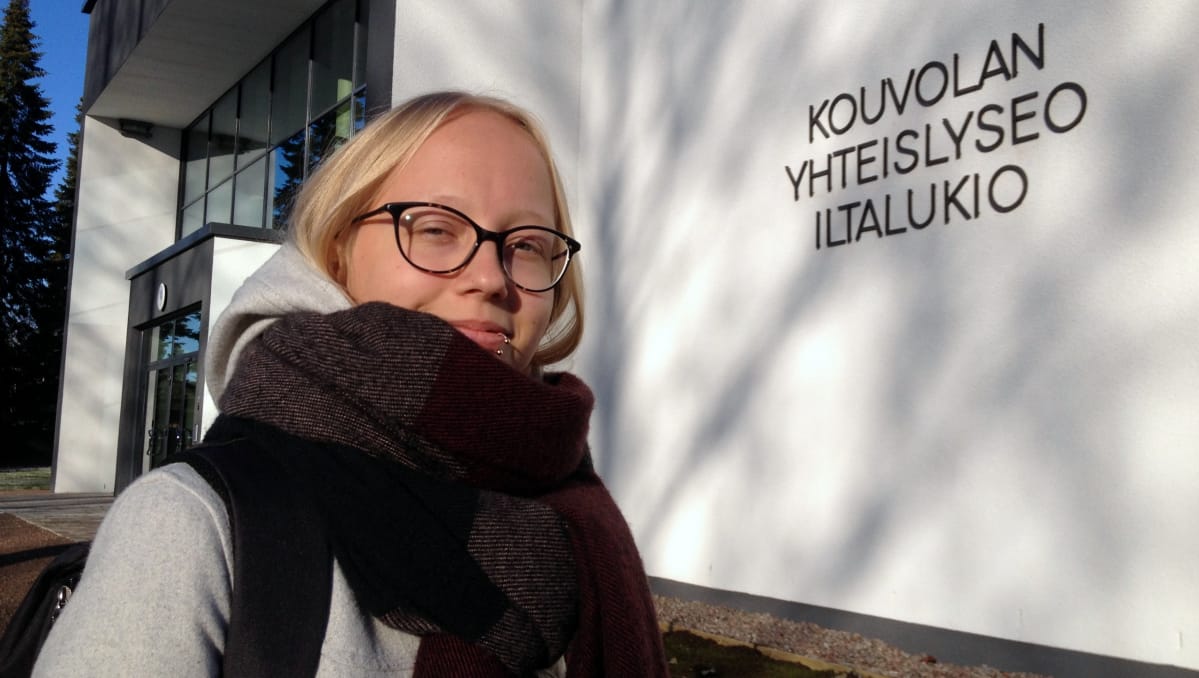Ilona Olli Kouvolan yhteislyseon edessä
