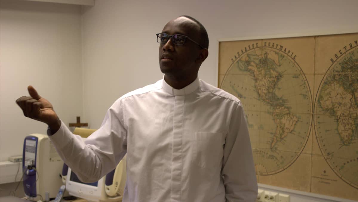 Jean Claude Kabeza toimistossa
