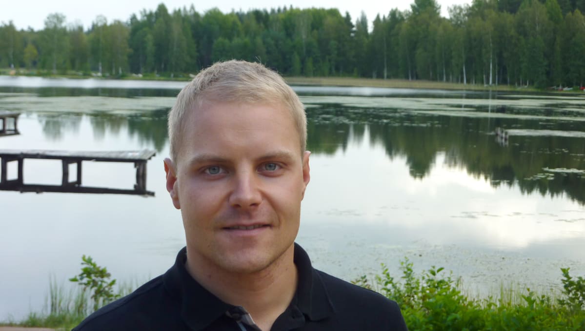 Valtteri Bottas Nastolassa lapsuuden maisemissaan järven rannalla.