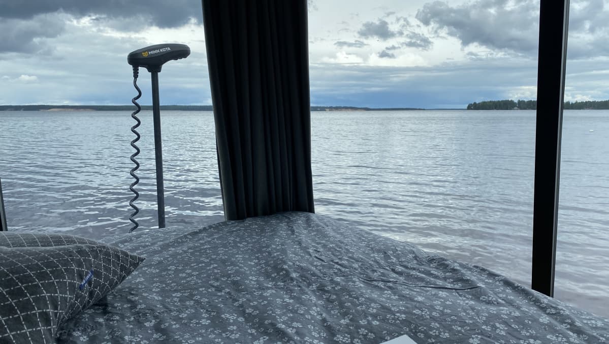 Näköala igluveneen sängyltä Oulujärvelle.