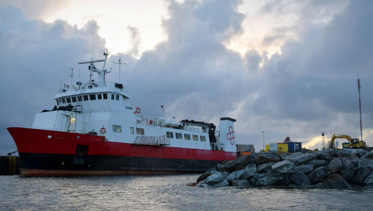 Utöhön liikennöi yhteysalus M/S Eivor. Laiva palveli aiemmin Islannissa Baldur-nimisenä.