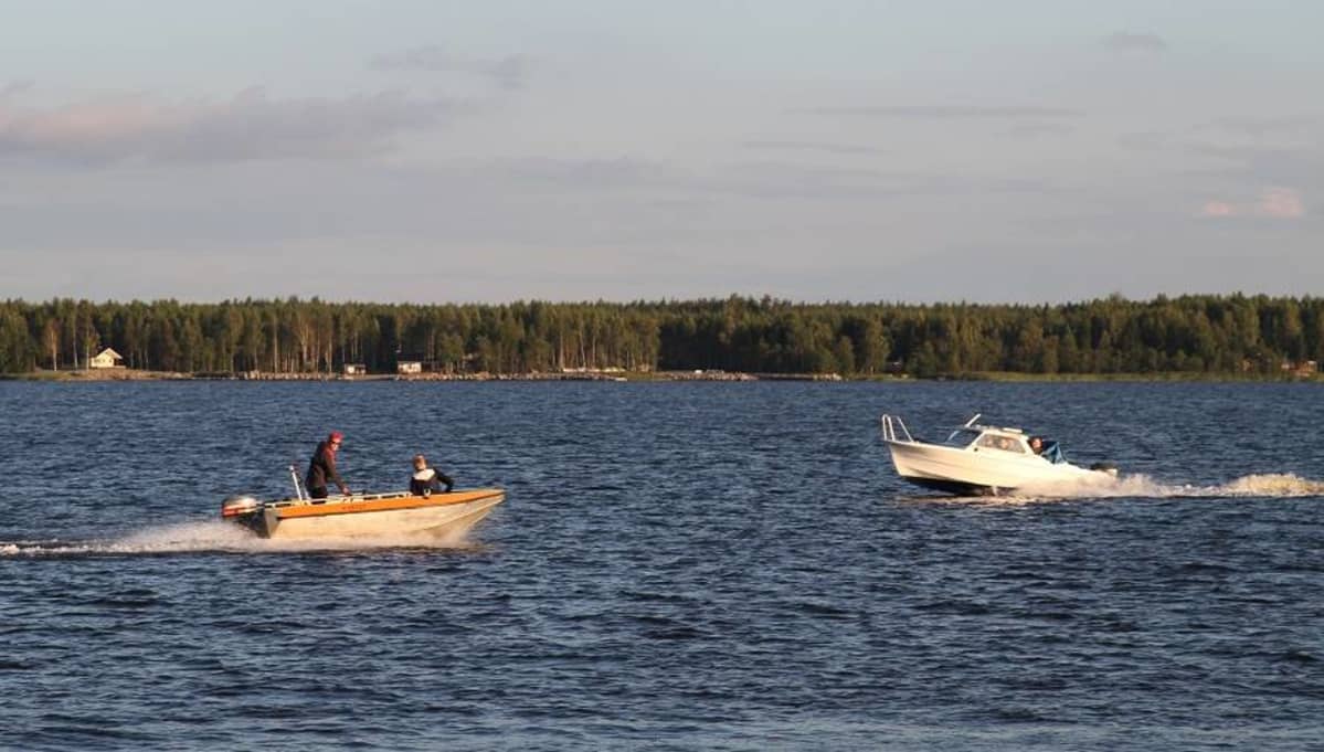 Moottoriveneitä saaristossa