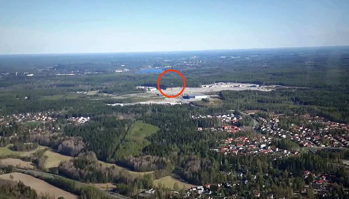Kuvauskopteri lentämässä lähellä pelastuskopteria