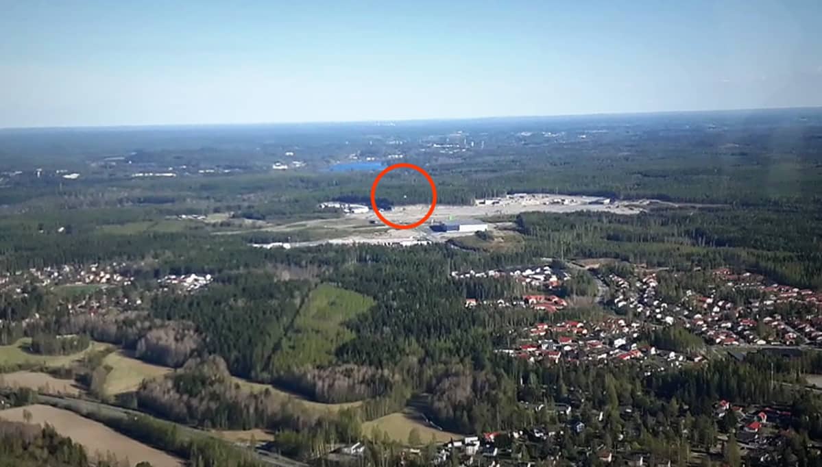 Kuvauskopteri lentämässä lähellä pelastuskopteria