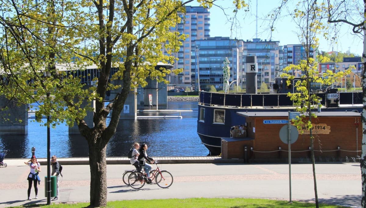 Tähtitorni sijaitsee Suvantosillan päässä.