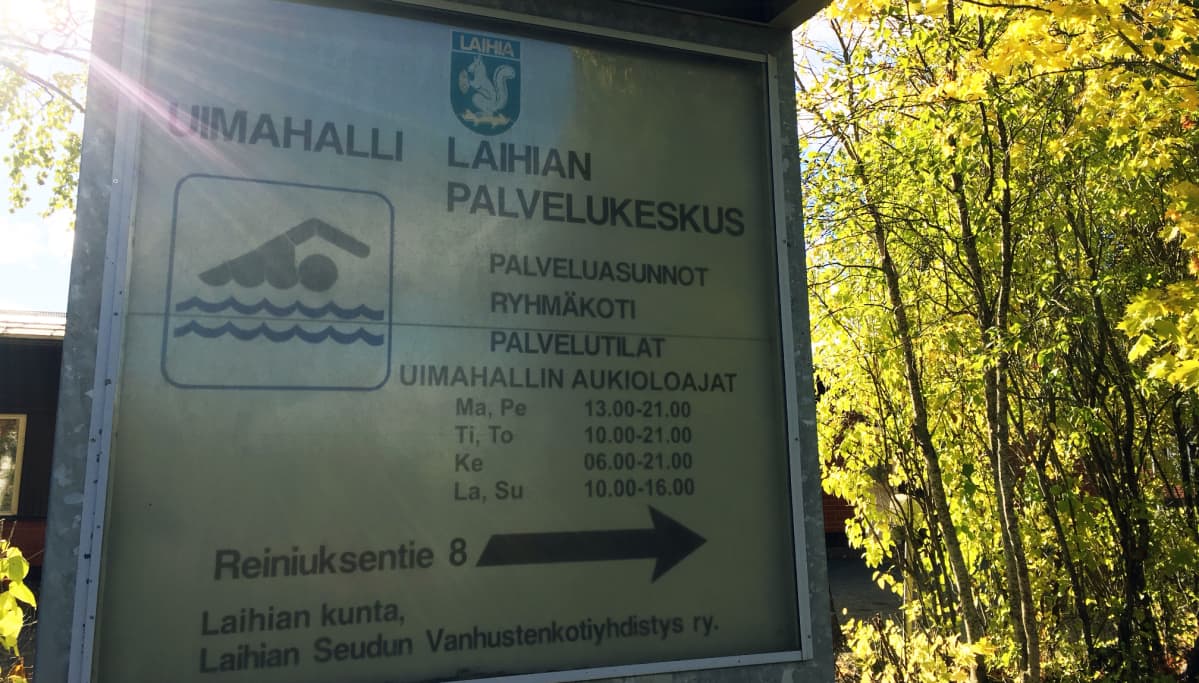 Laihian uimahallin ja Laihian palvelukeskuksen kyltti