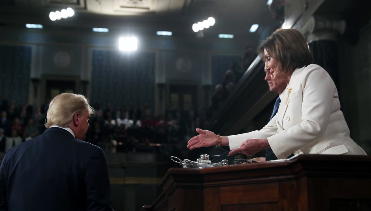 Presidentti Donald Trump ei suostunut kättelemään puhemies Nancy Pelosia saapuessaan kongressiin pitämään puhettaan.