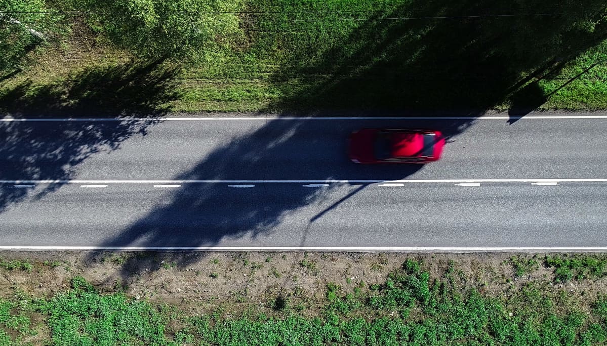 Autotie uusilla valkoisilla tiemaalauksilla