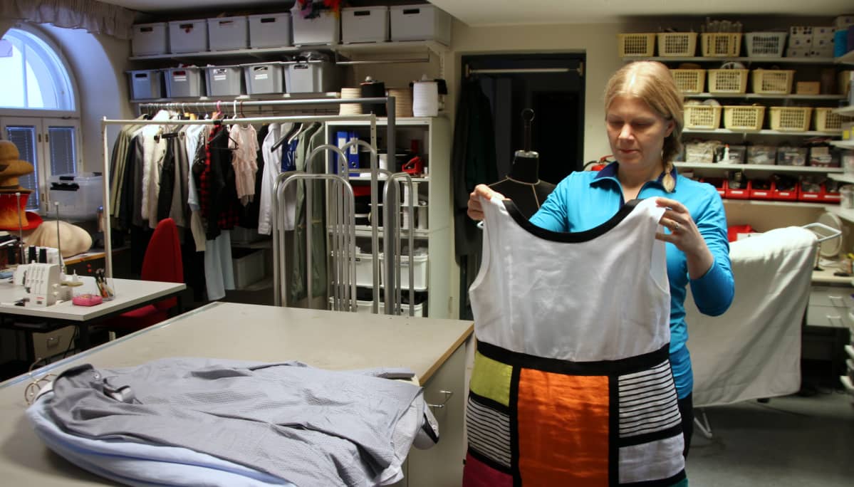 Joensuun Kaupunginteatterin apulaispuvustonhoitaja Soile Pajanen.