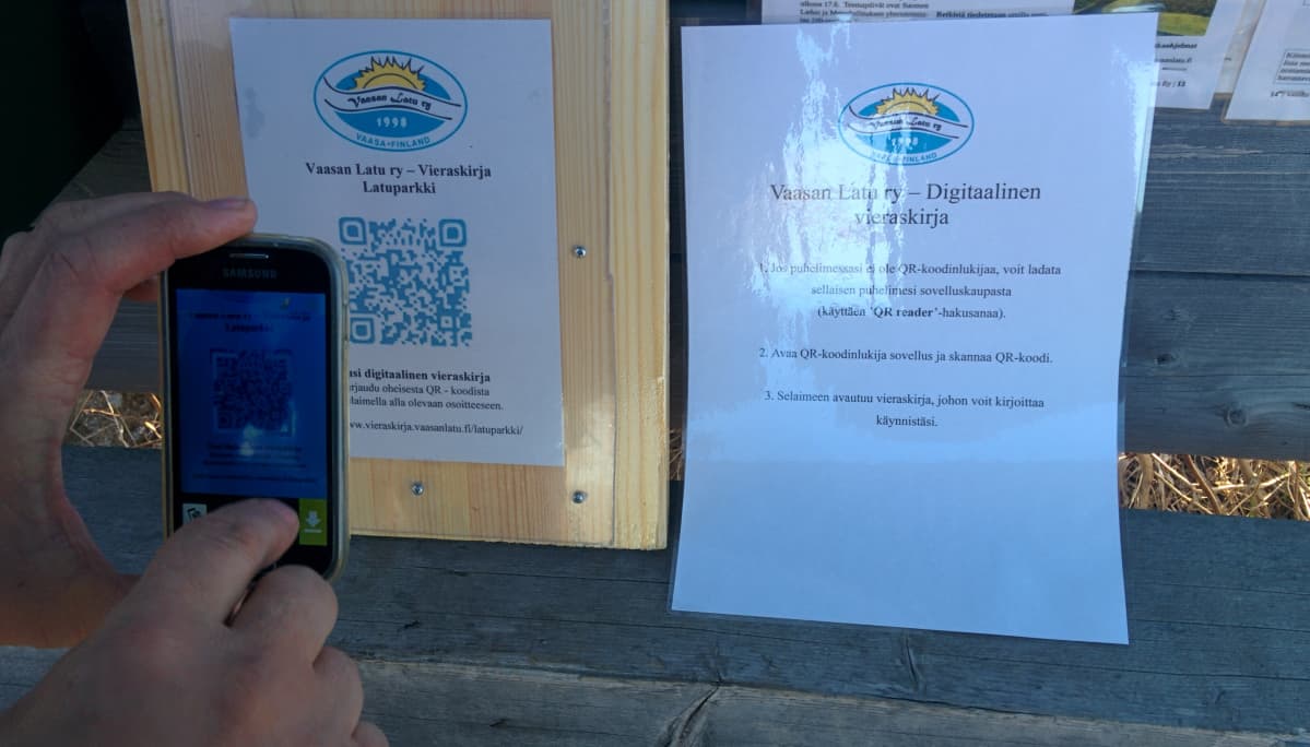 Sähköiseen vieraskirjaan voi kirjautua joko käyttämällä QR-koodia tai nettilinkkiä.