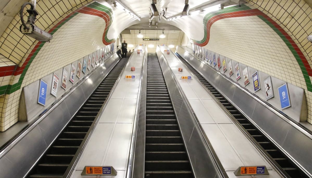 Piccadily Circuksen tyhjä metroasema Lontoossa